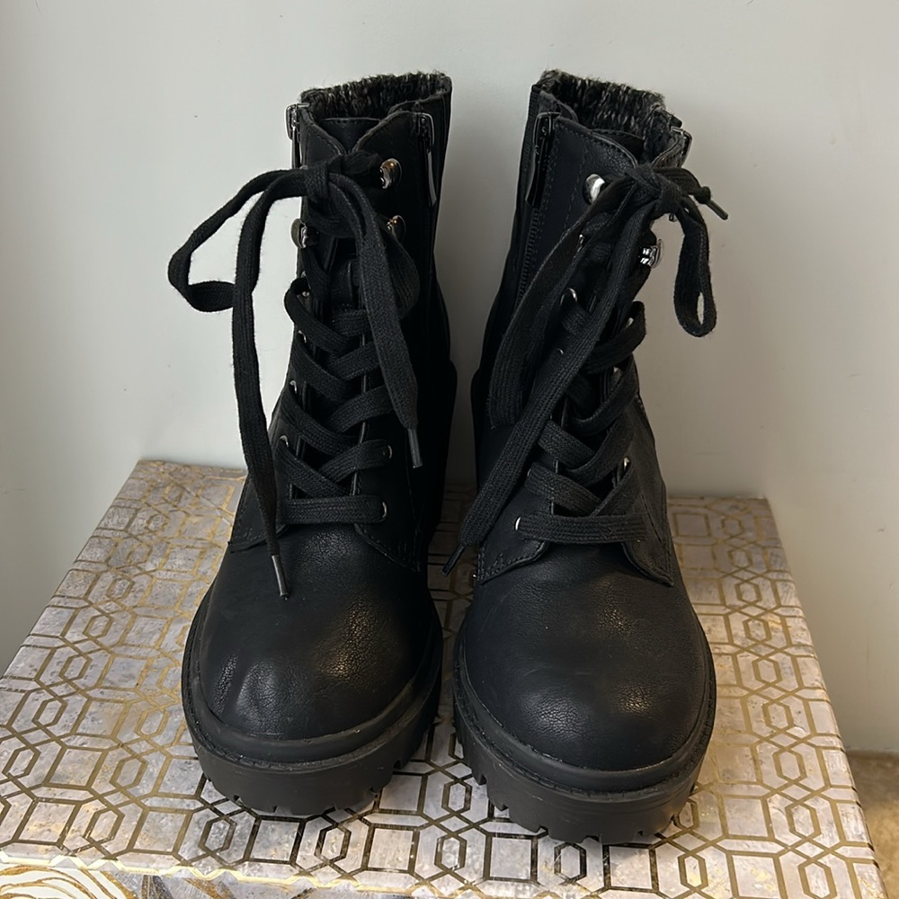 Torrid Sweater Detail Heeled Hiker Booties Women's size 6WW - Picture 2 of 9